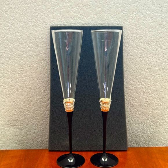 Vera Wang by Wedgwood Pair Crystal Toasting Flutes With Love Noir Black Stem - Picture 2 of 9